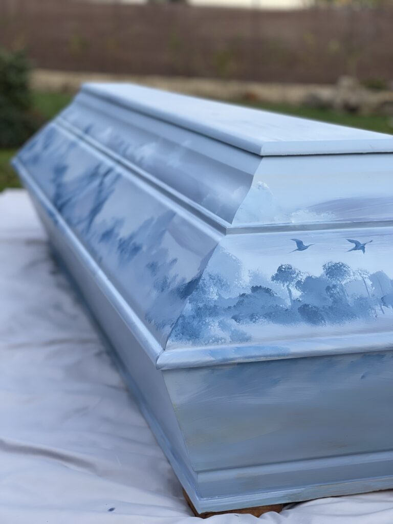 ručně malovaná rakev s krajinou v detailu