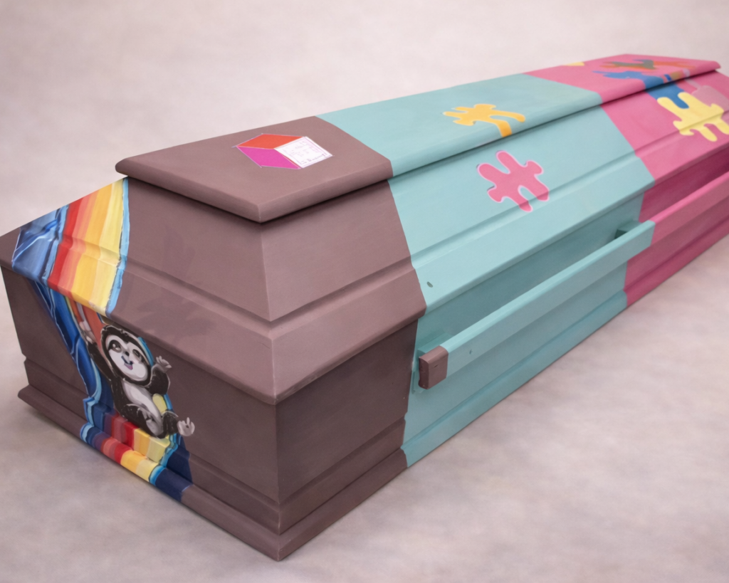 ručně malovaná dětská rakev s oblíbenými hračkami dítěte od autora Markéta Pešková