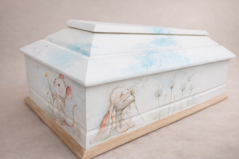 Ručně malovaná rakev s dětským motivem králíčka, myšky a zajíčka pro nejmenší andělské duše