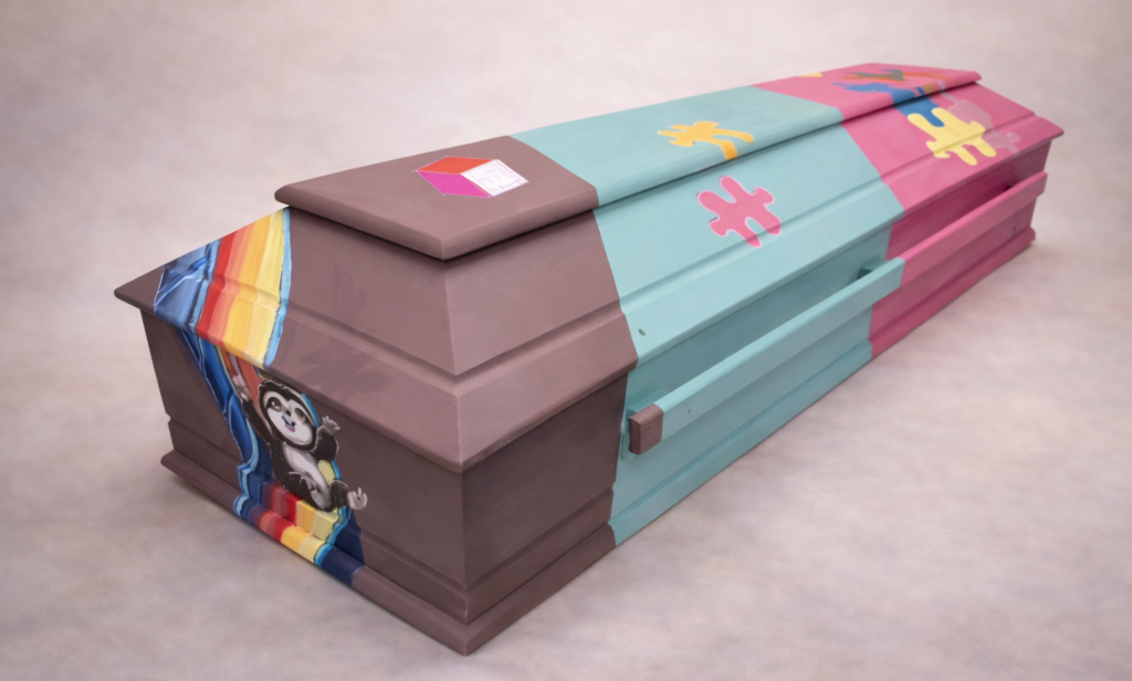 ručně malovaná dětská rakev s oblíbenými hračkami na přání rodiny