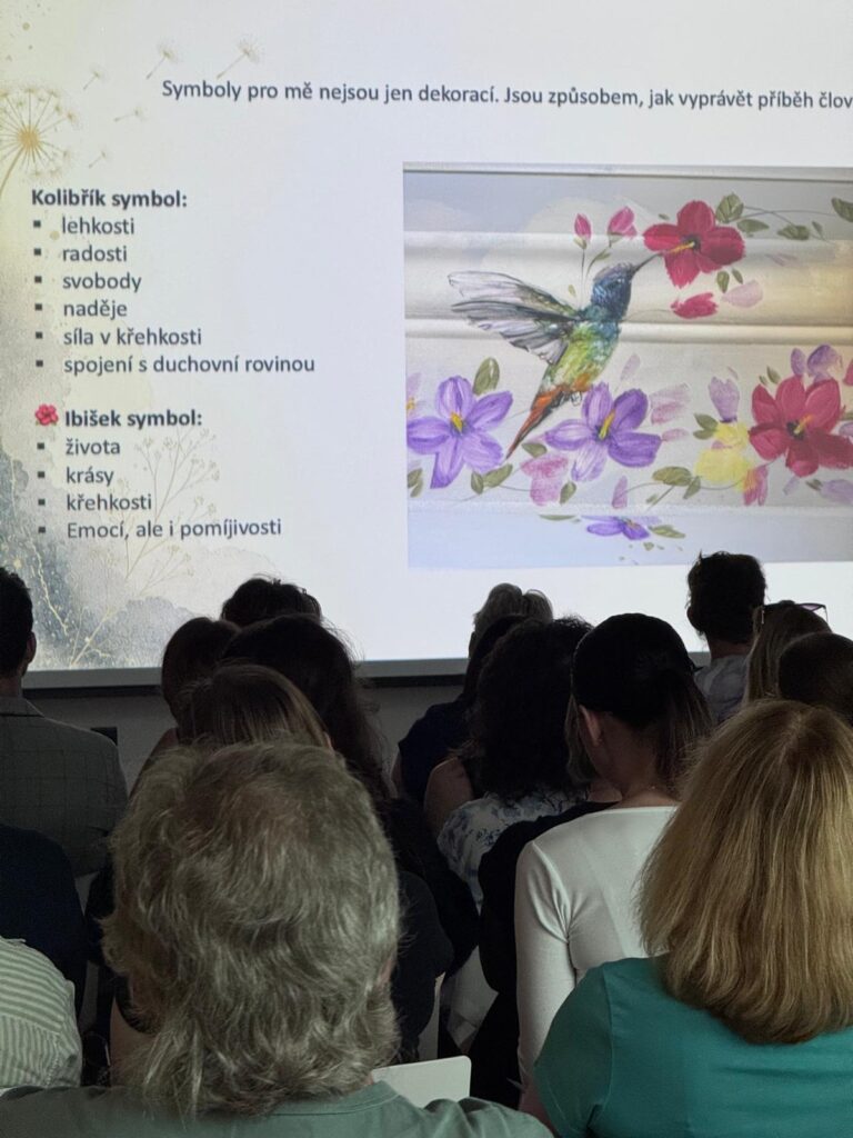 Přednáška Markéty Peškové o symbolice ručně malovaných rakví na konferenci Péče o pozůstalé v Brně