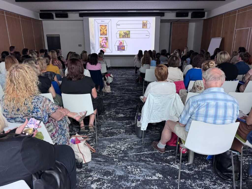 Přednáška o ručně malovaných rakvích a individualizaci posledního rozloučení na konferenci Péče o pozůstalé v Brně