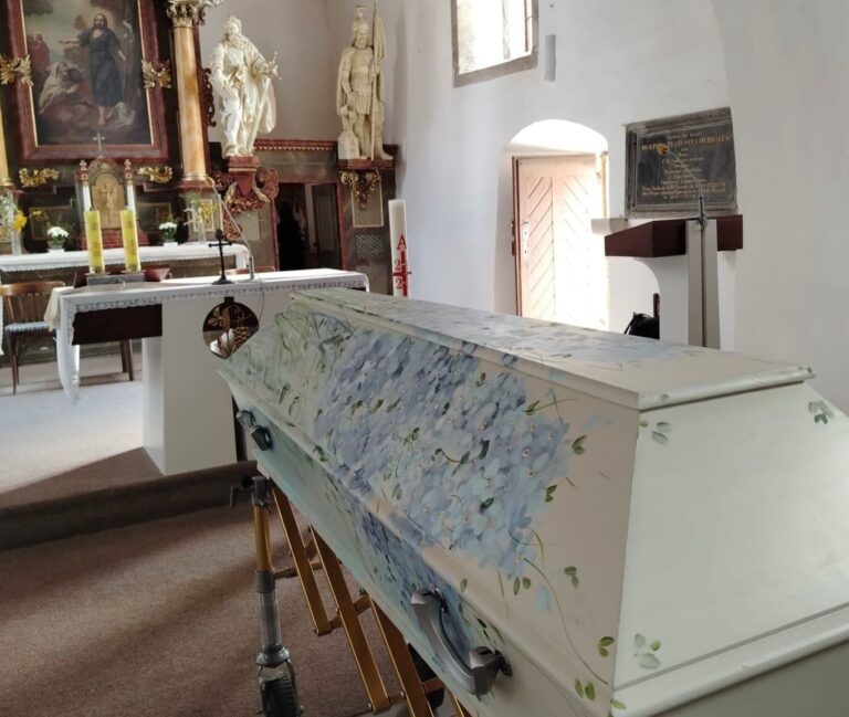 ručně malovaná rakev s motivem pomněnek od autora Markéta Pešková